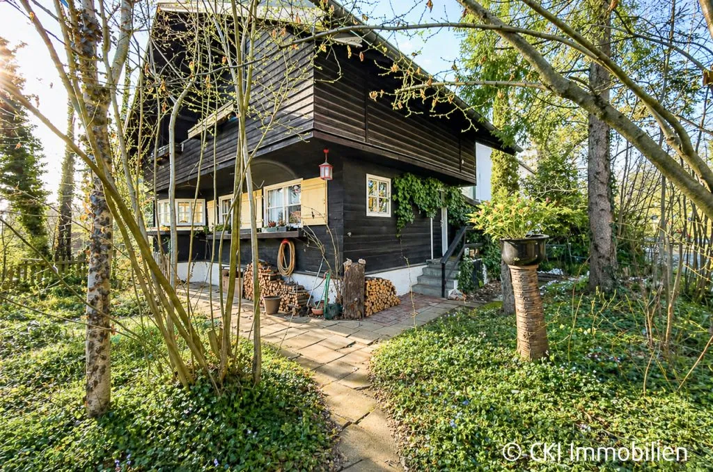Immobilienangebot - Krailling - Grundstücke - Krailling im Würmtal
Sonniges Grundstück mit idyllischem Isartaler Holzhaus und gutem Baurecht