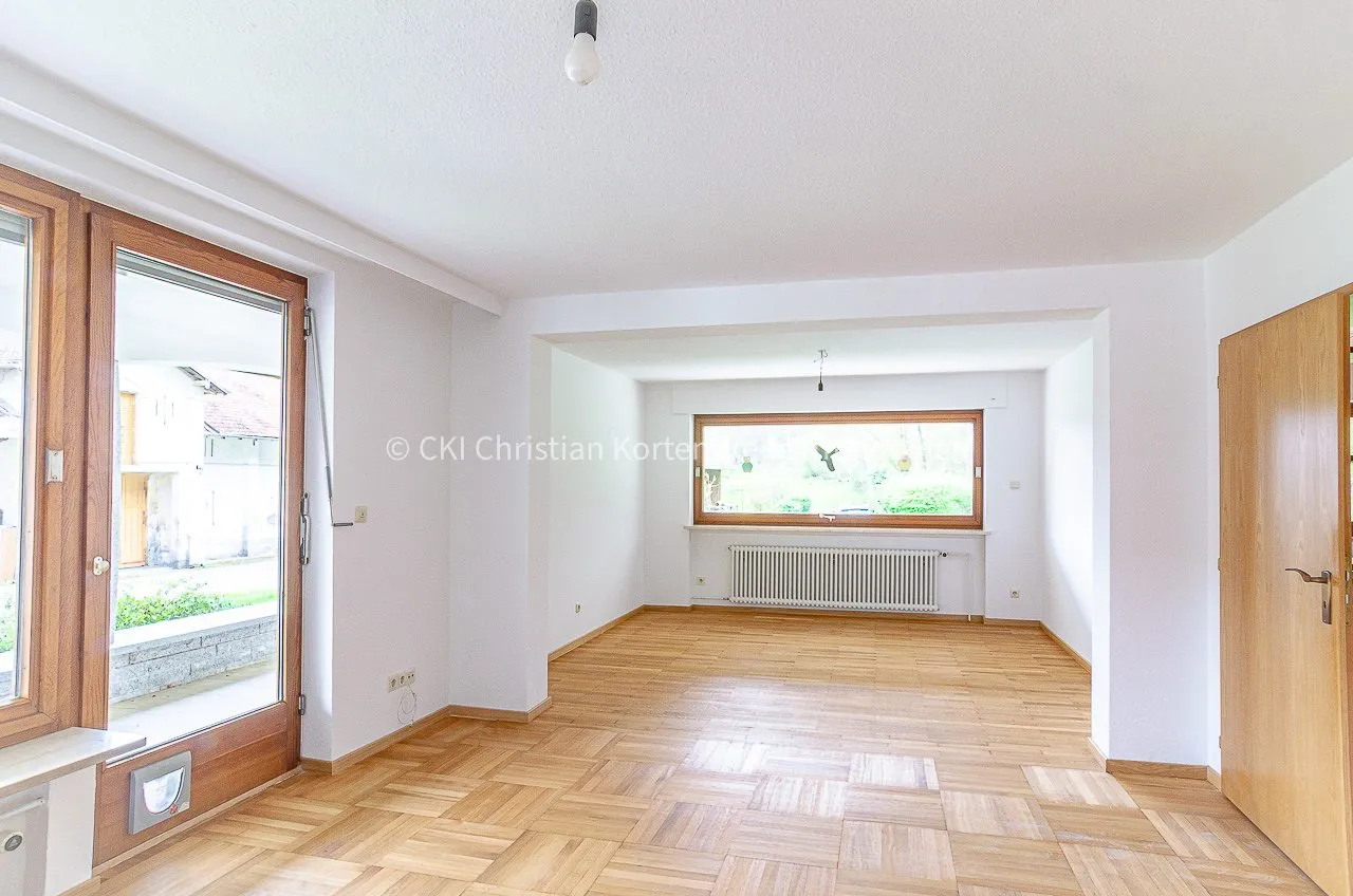 Immobilienangebot - Bobingen - Alle - Wohnen am Schloss in Bobingen! Großer Bungalow mit 7 Zimmer - viel Platz zum Leben und Arbeiten
