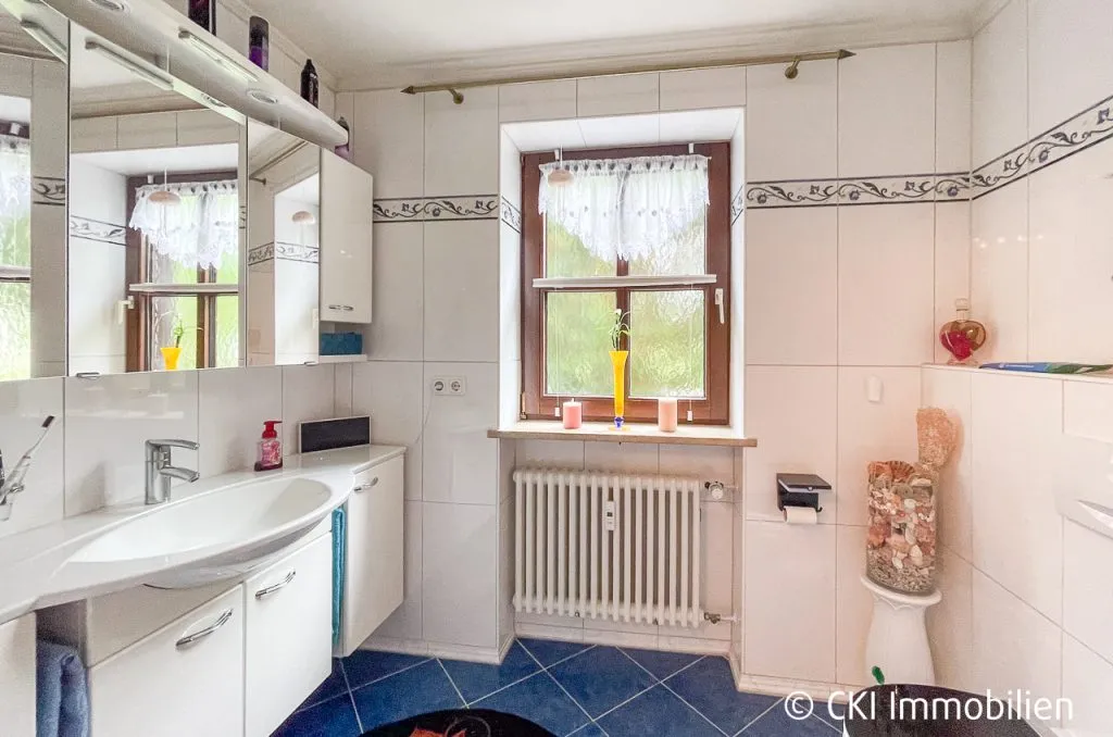 Immobilienangebot - Münsing - Alle - Nähe Starnberger See! Wohnhaus mit 2 vermieteten Wohneinheiten auf großem, sonnigen Grundstück
