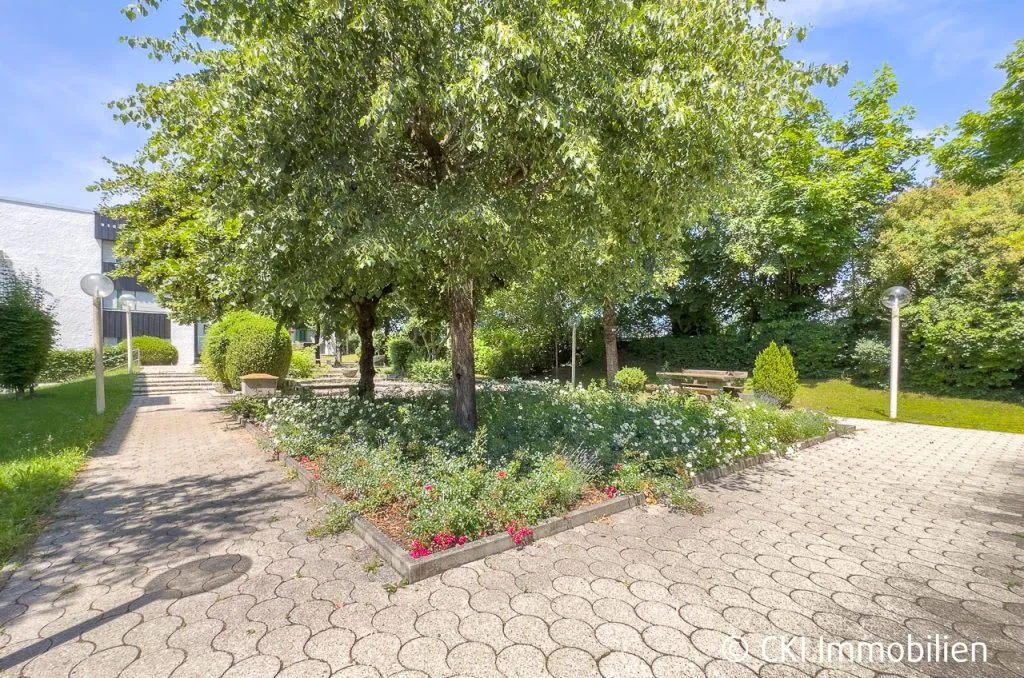 Immobilienangebot - Starnberg - Alle - Starnberg-Söcking! 
Freie 2 Zi.-ETW in ruhiger Lage
mit großem Südbalkon und Schwimmbad