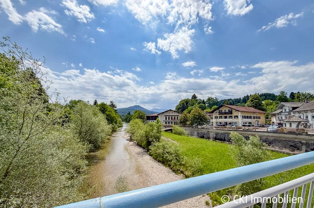 Immobilienangebot - Siegsdorf - Alle - Siegsdorf nahe Chiemsee!
Gepflegte 3-Zi.-ETW auf großzügigem Grundstück in ruhiger Anliegerstraße