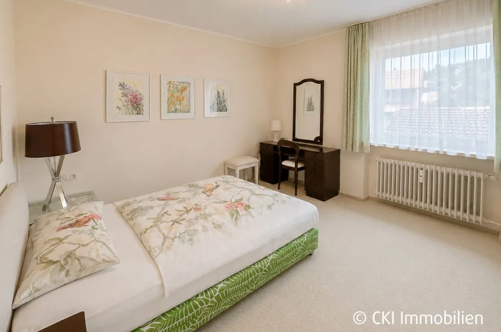 Immobilienangebot - Siegsdorf - Alle - Siegsdorf nahe Chiemsee!
Gepflegte 3-Zi.-ETW auf großzügigem Grundstück in ruhiger Anliegerstraße