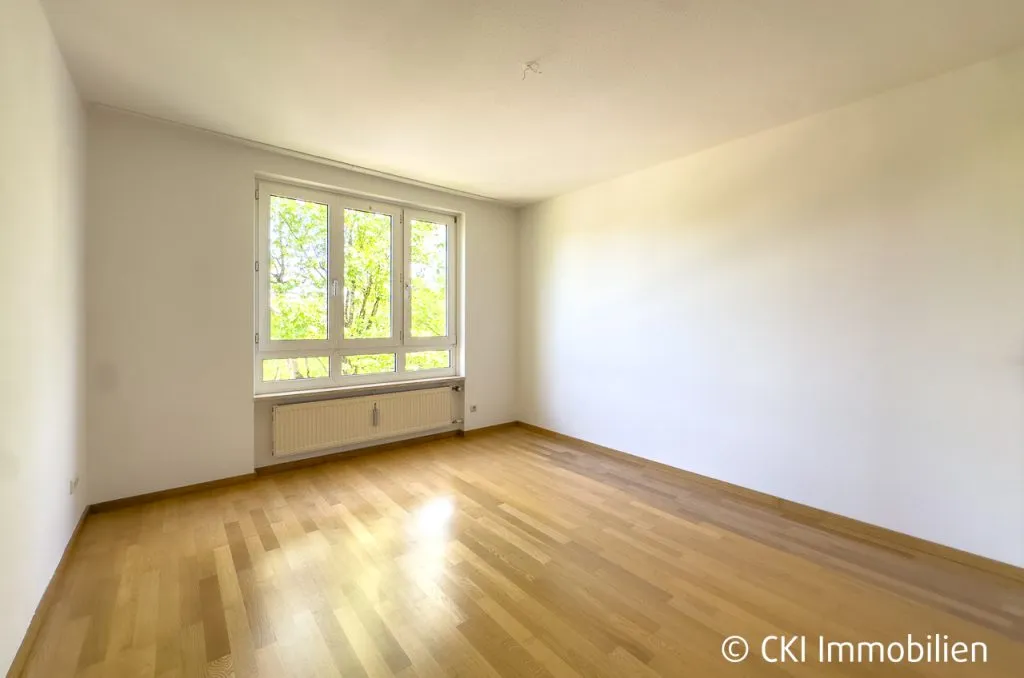 Immobilienangebot - Germering - Alle - Zentrale Lage in Germering! Freie 4 Zi.-ETW mit Südbalkon in parkähnlicher Wohnanlage