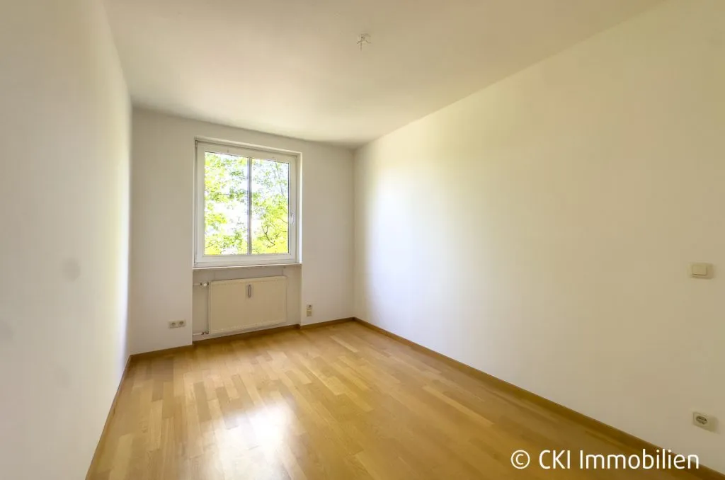 Immobilienangebot - Germering - Alle - Zentrale Lage in Germering! Freie 4 Zi.-ETW mit Südbalkon in parkähnlicher Wohnanlage