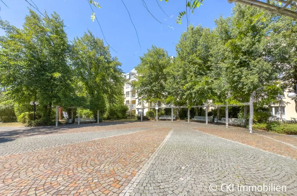 Immobilienangebot - Germering - Alle - Zentrale Lage in Germering! Freie 4 Zi.-ETW mit Südbalkon in parkähnlicher Wohnanlage