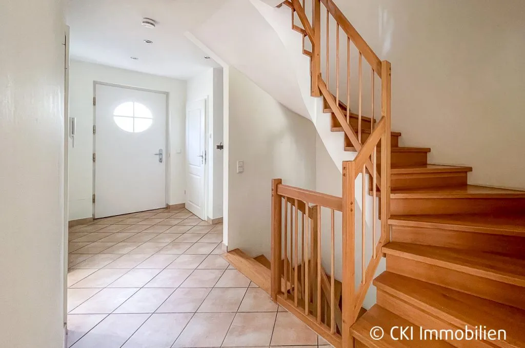 Immobilienangebot - Krailling - Alle - Krailling: Großzügige DHH mit Dachstudio, Hobbyraum & großem Grundstück – provisionsfrei für Käufer