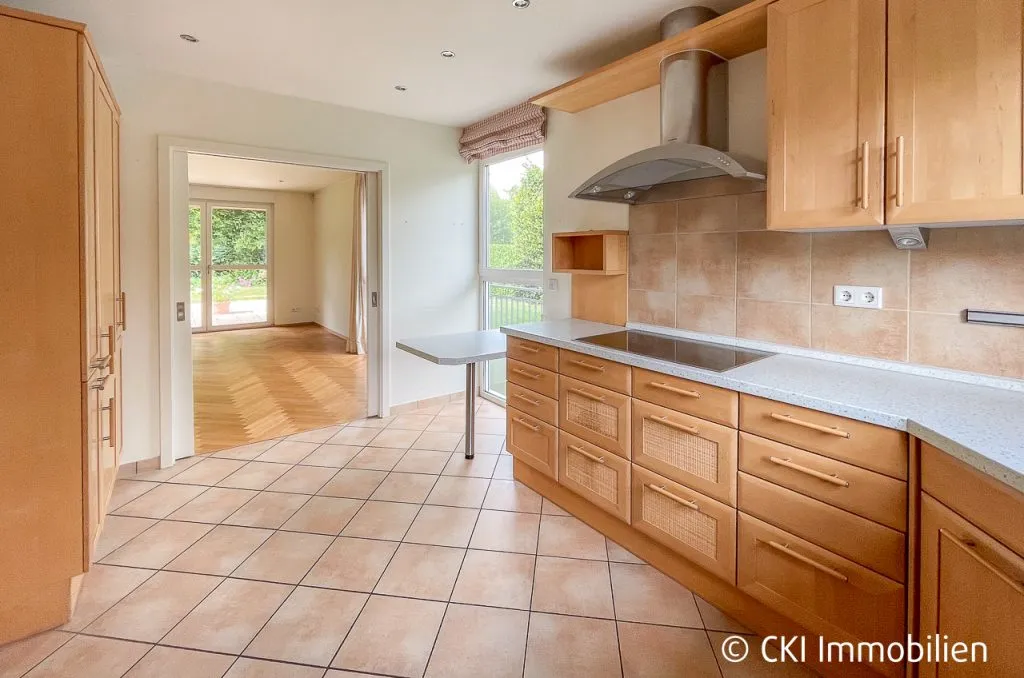 Immobilienangebot - Krailling - Alle - Krailling: Großzügige DHH mit Dachstudio, Hobbyraum & großem Grundstück – provisionsfrei für Käufer
