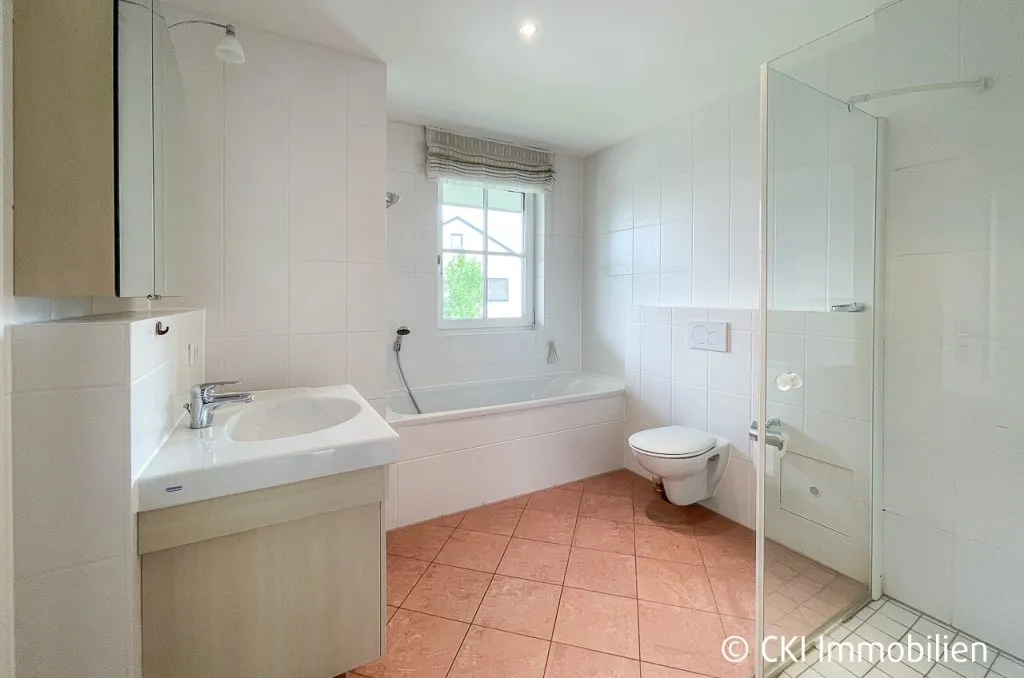 Immobilienangebot - Krailling - Alle - Krailling: Großzügige DHH mit Dachstudio, Hobbyraum & großem Grundstück – provisionsfrei für Käufer