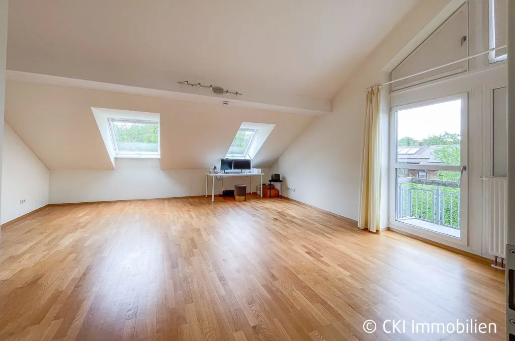 Immobilienangebot - Krailling - Alle - Krailling: Großzügige DHH mit Dachstudio, Hobbyraum & großem Grundstück – provisionsfrei für Käufer