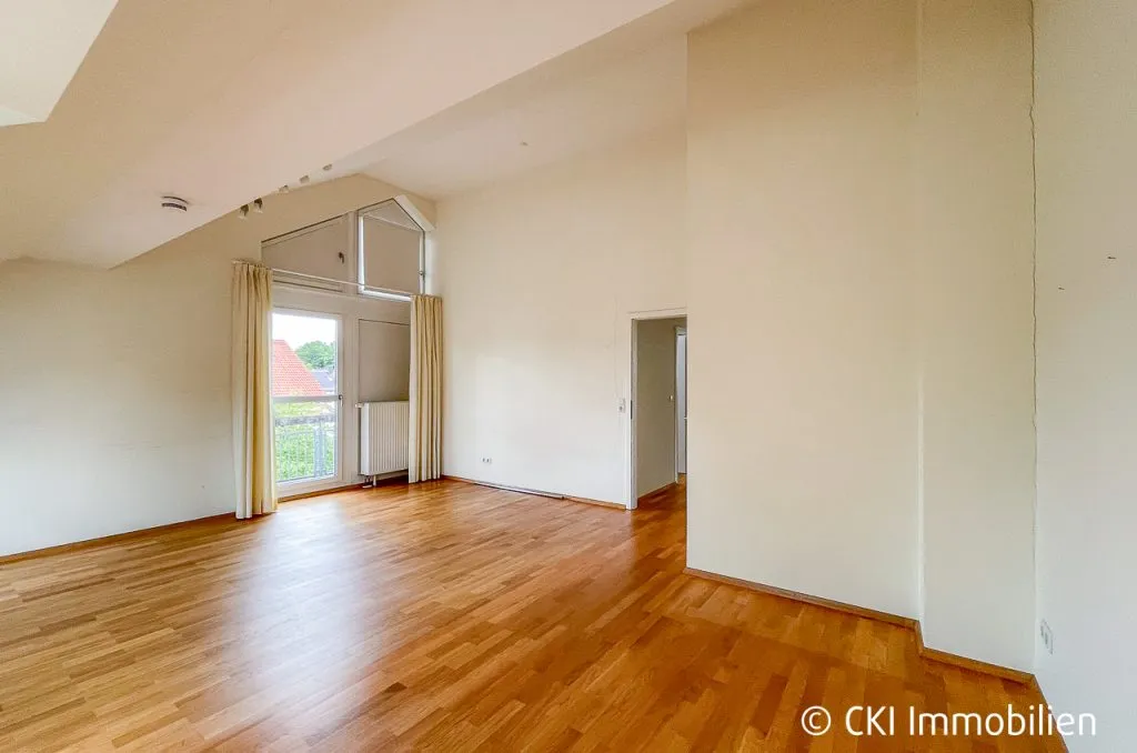 Immobilienangebot - Krailling - Alle - Krailling: Großzügige DHH mit Dachstudio, Hobbyraum & großem Grundstück – provisionsfrei für Käufer