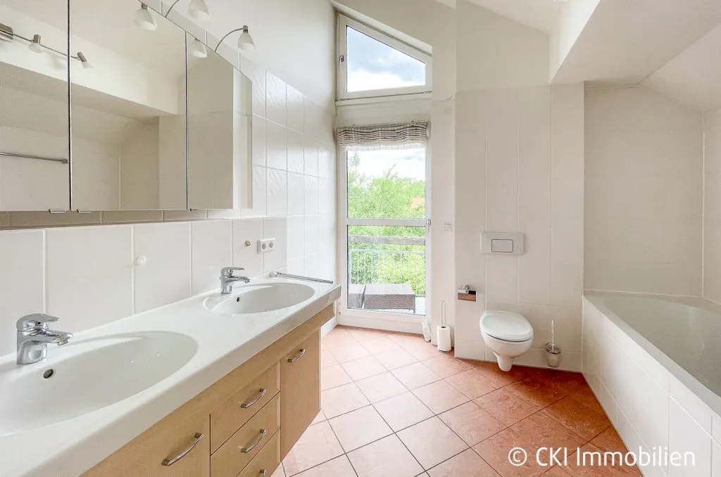Immobilienangebot - Krailling - Alle - Krailling: Großzügige DHH mit Dachstudio, Hobbyraum & großem Grundstück – provisionsfrei für Käufer