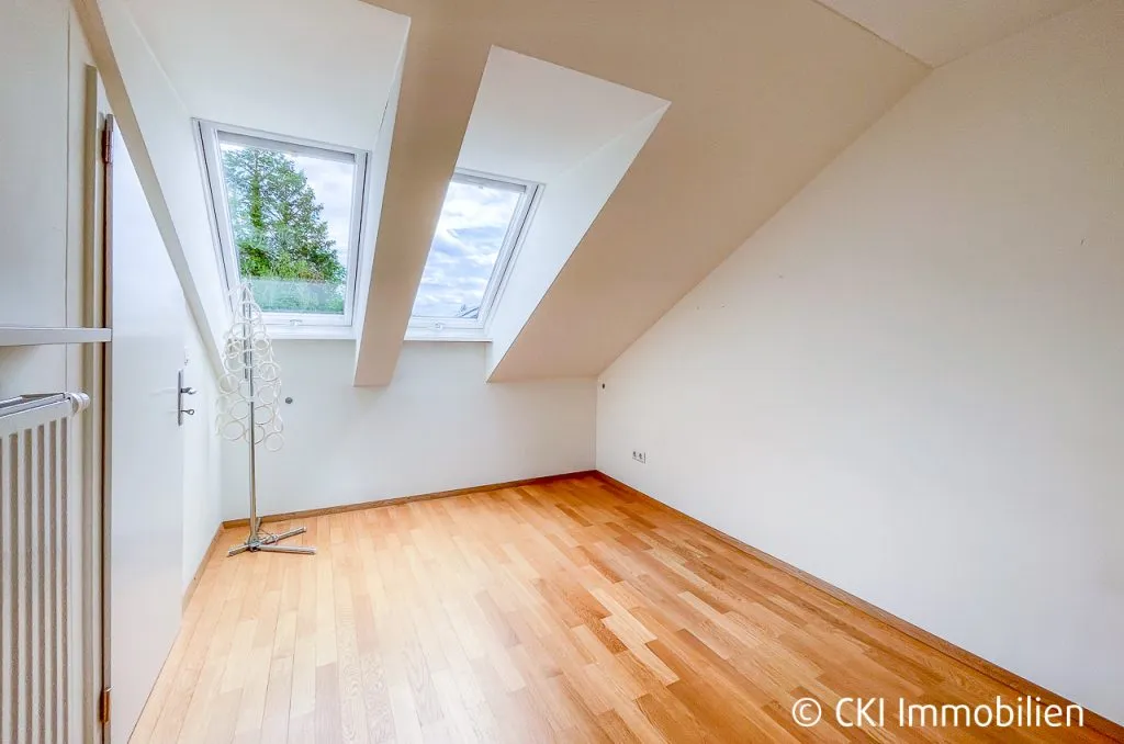 Immobilienangebot - Krailling - Alle - Krailling: Großzügige DHH mit Dachstudio, Hobbyraum & großem Grundstück – provisionsfrei für Käufer