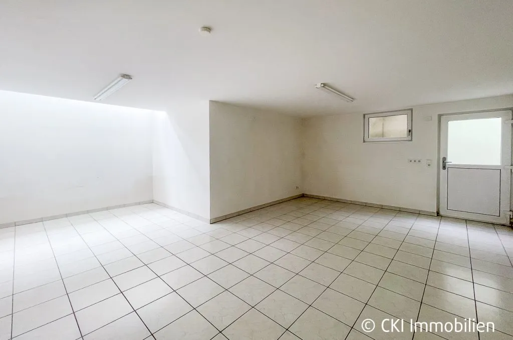 Immobilienangebot - Krailling - Alle - Krailling: Großzügige DHH mit Dachstudio, Hobbyraum & großem Grundstück – provisionsfrei für Käufer