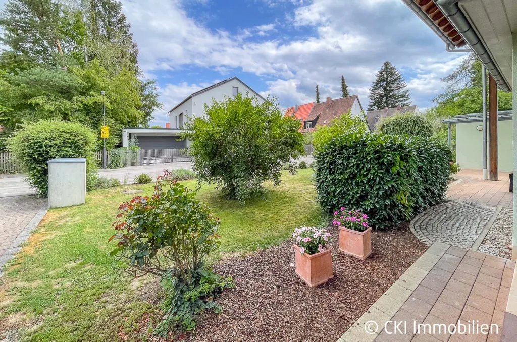 Immobilienangebot - Krailling - Alle - Krailling: Großzügige DHH mit Dachstudio, Hobbyraum & großem Grundstück – provisionsfrei für Käufer