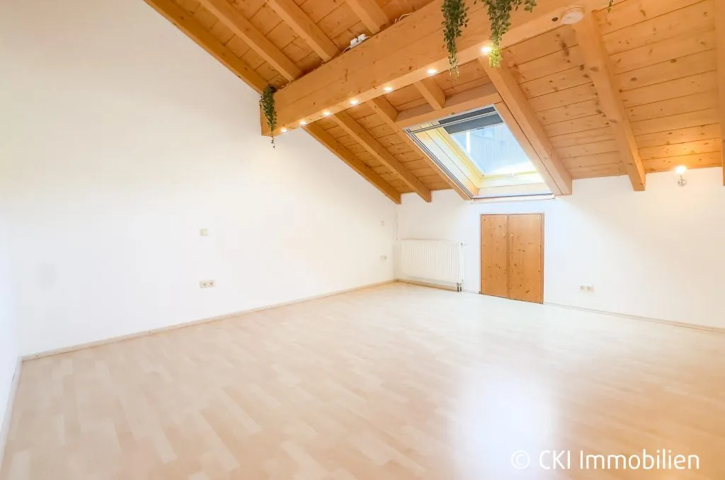 Immobilienangebot - Weßling - Alle - Ländlich Wohnen ohne Infrastruktur in Hochstadt -
4 Zi.-DG-Wohnung mit Südbalkon und freiem Blick