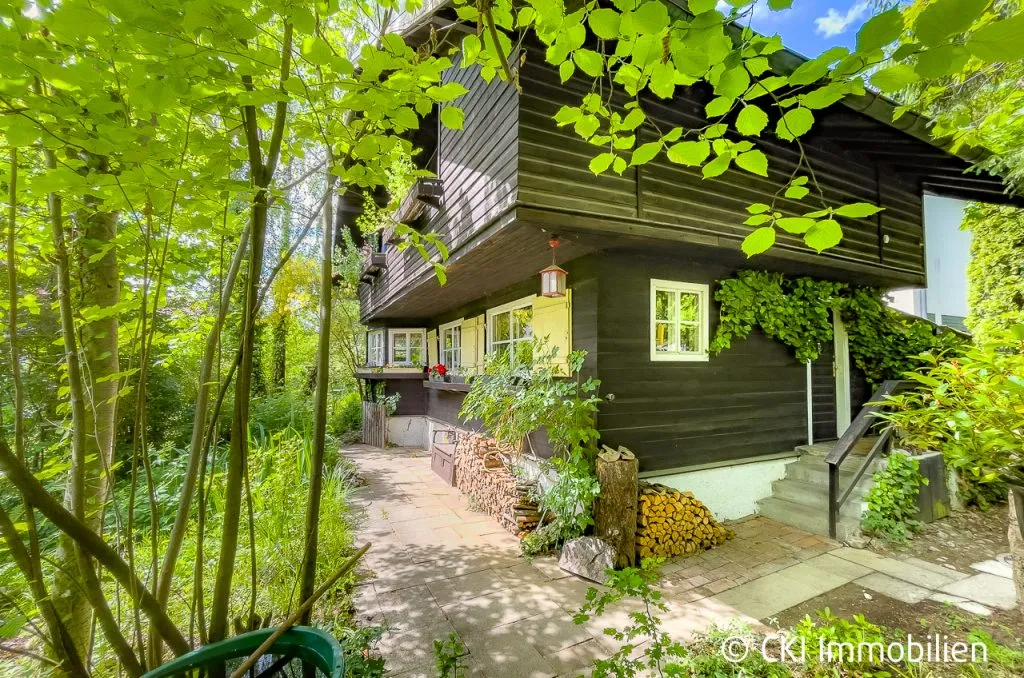 Immobilienangebot - Krailling - Grundstücke - Krailling im Würmtal
Sonniges Grundstück mit idyllischem Isartaler Holzhaus und gutem Baurecht