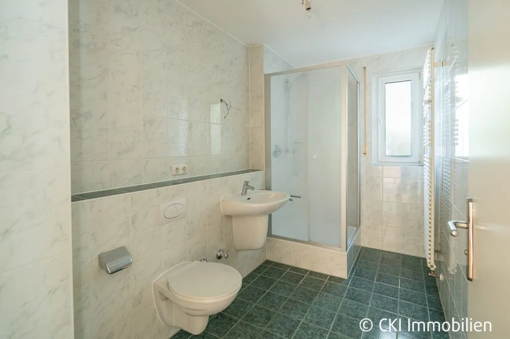 Immobilienangebot - Krailling - Alle - Großzügige Maisonette-Wohnung mit zwei taghellen Hobbyräumen und Zugang zur Würm in Krailling