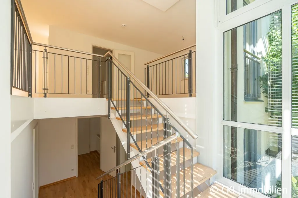Immobilienangebot - Krailling - Alle - Großzügige Maisonette-Wohnung mit zwei taghellen Hobbyräumen und Zugang zur Würm in Krailling