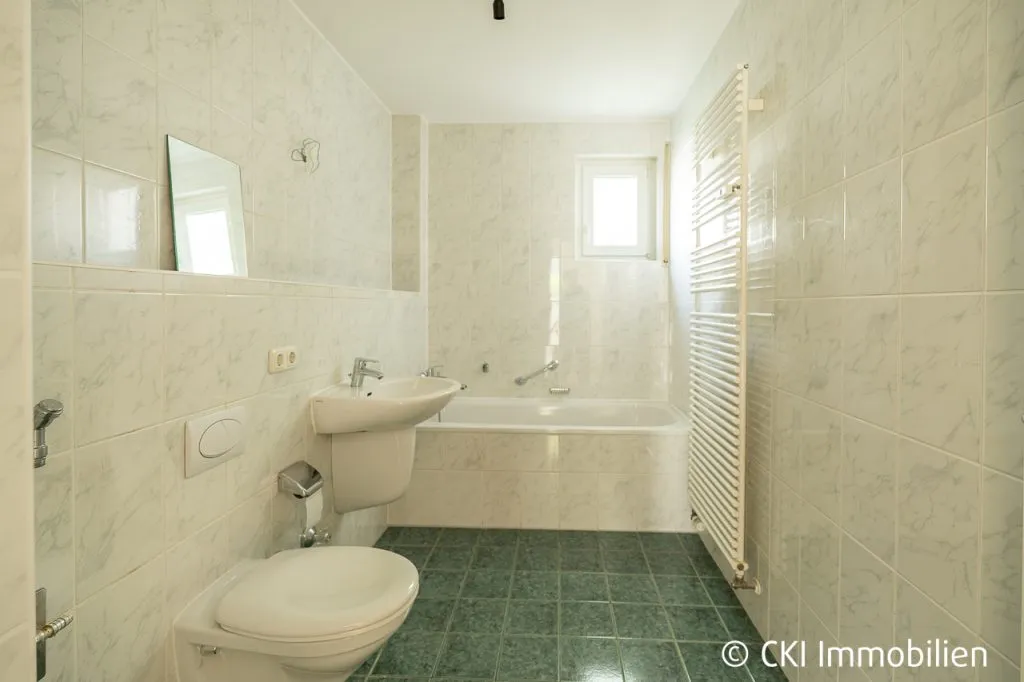 Immobilienangebot - Krailling - Alle - Großzügige Maisonette-Wohnung mit zwei taghellen Hobbyräumen und Zugang zur Würm in Krailling