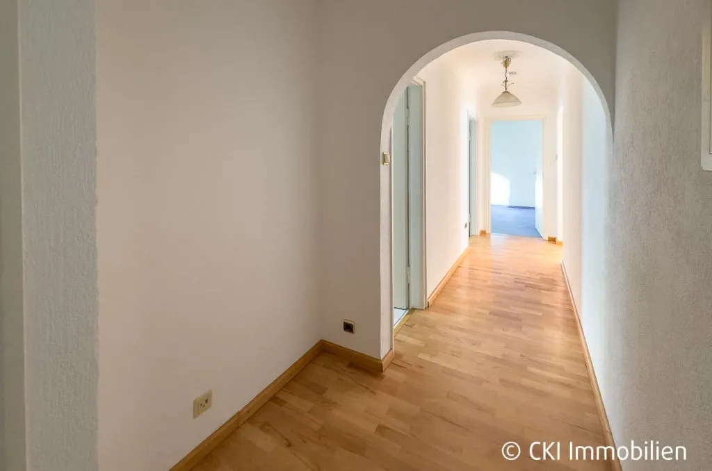 Immobilienangebot - München - Alle - München-Laim! 
Freie, renovierungsbedürftige
3 Zi.-Wohnung mit Ostbalkon