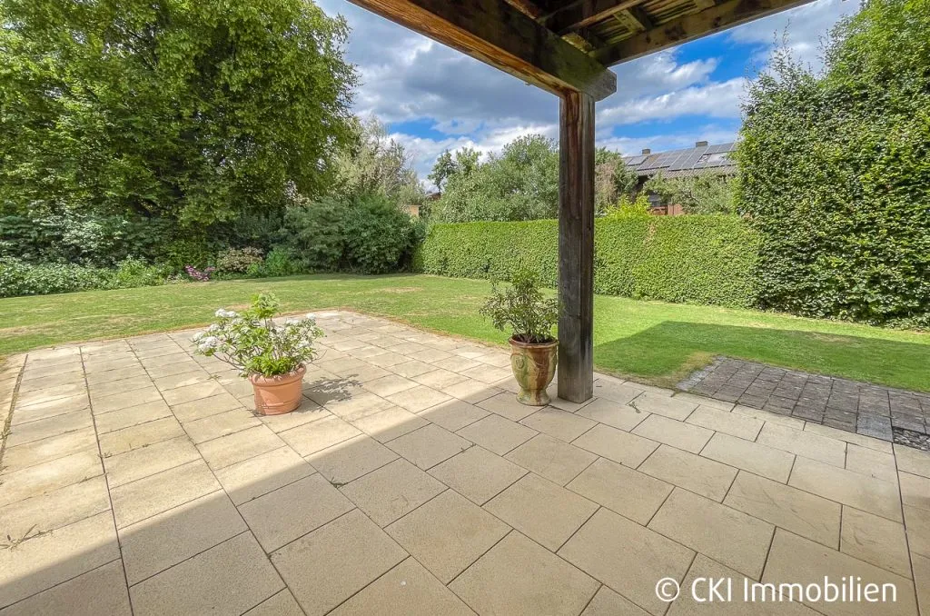 Immobilienangebot - Krailling - Alle - Krailling: Großzügige DHH mit Dachstudio, Hobbyraum & großem Grundstück – provisionsfrei für Käufer