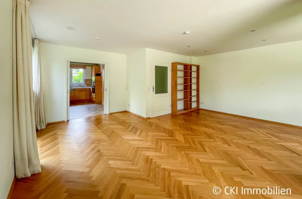 Immobilienangebot - Krailling - Alle - Krailling: Großzügige DHH mit Dachstudio, Hobbyraum & großem Grundstück – provisionsfrei für Käufer
